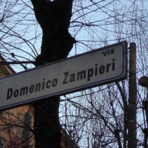 Ruba su un’auto e prende a pugni il proprietario che lo scopre