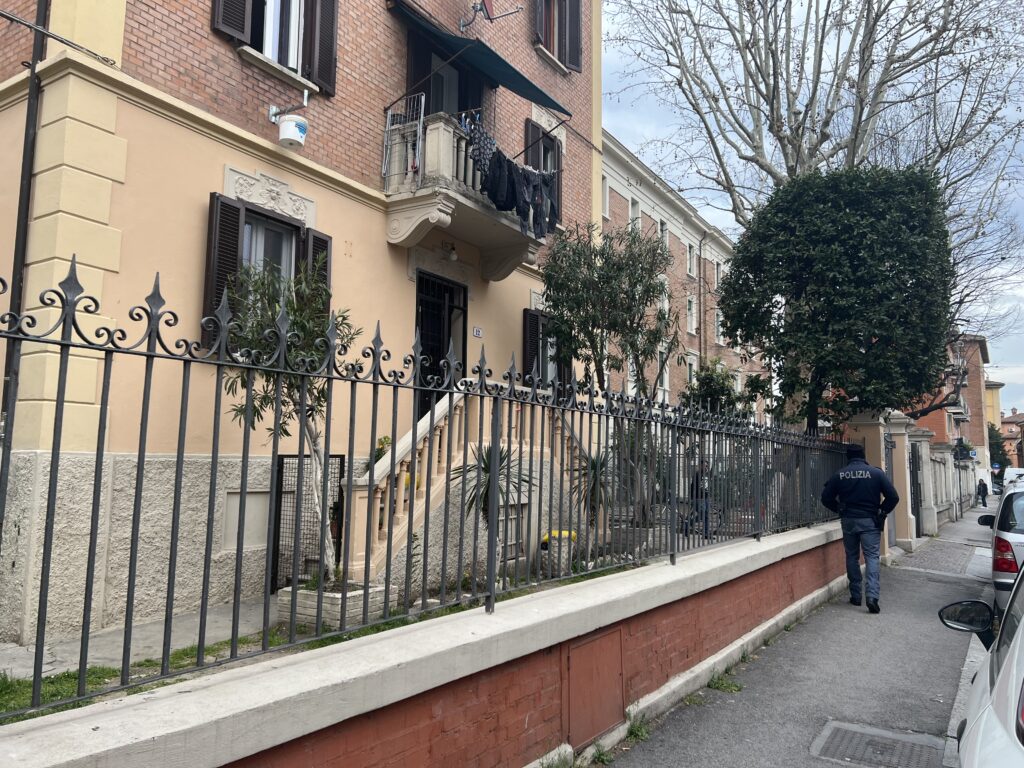 Bimbo di 3 anni cade da una finestra a Bologna