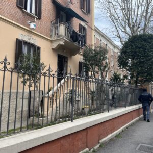 Bimbo di 3 anni cade da una finestra a Bologna