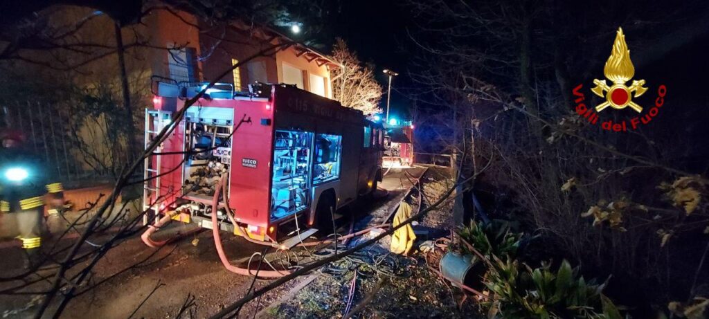 Bruciano due capanni agricoli a San Benedetto