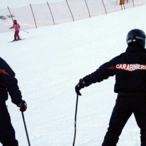 Travolge una donna sulla pista da sci e scappa, denunciato
