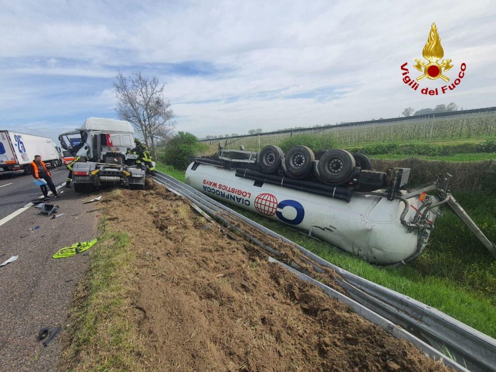 Cisterna esce di strada in A13, illeso il camionista