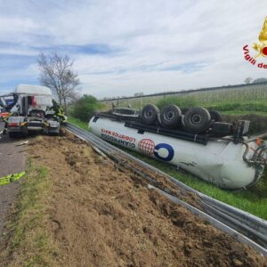 Cisterna esce di strada in A13, illeso il camionista