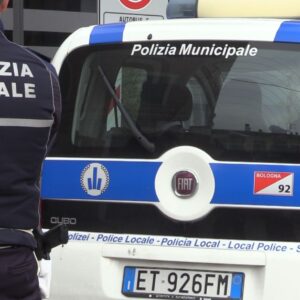 Donna pedina anziano dopo il bancomat e lo borseggia