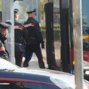 Accusa l’autista del bus di essere ubriaco, ma ad avere bevuto era lui
