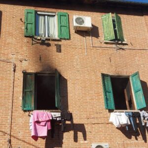 Incendio in via Bottego, palazzina evacuata