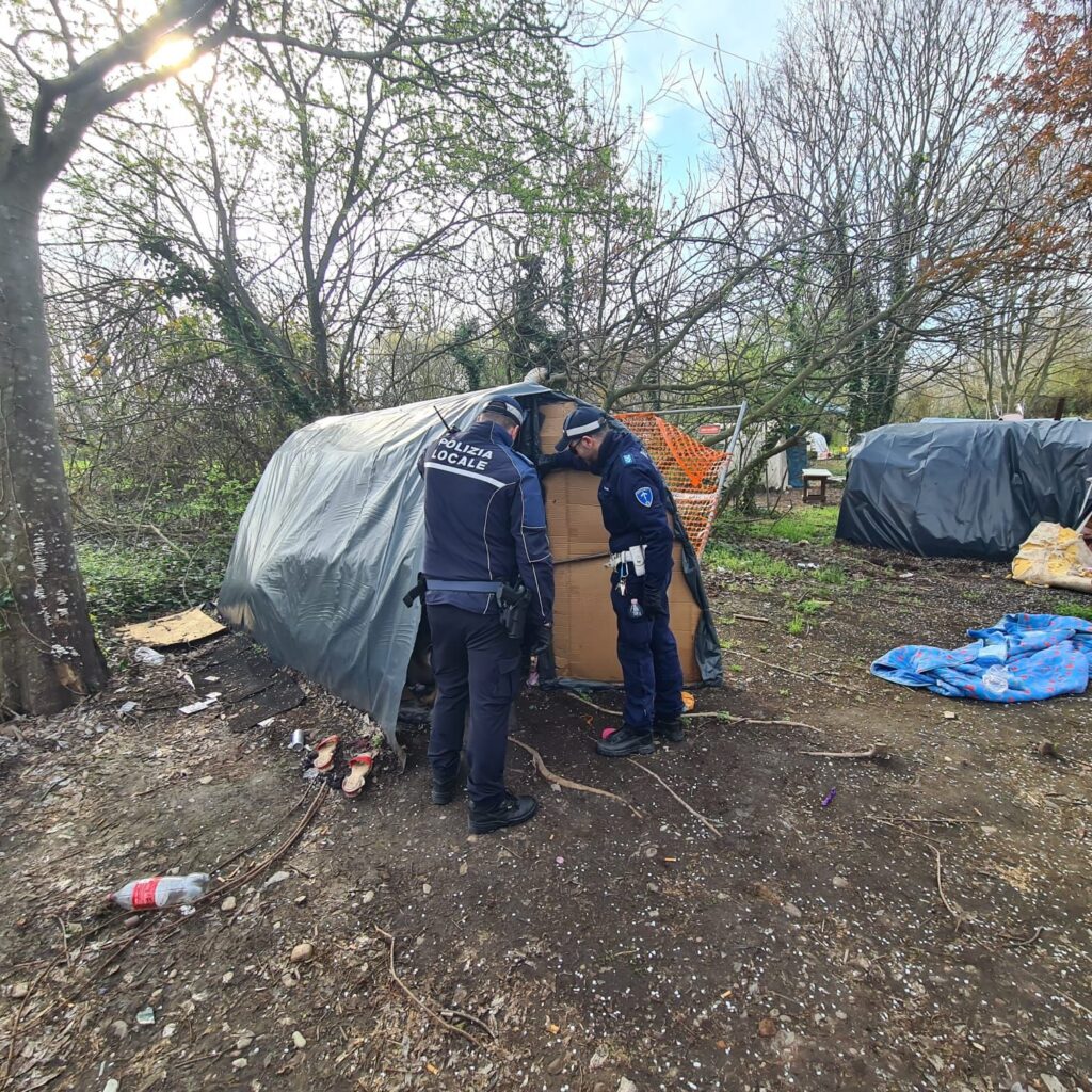 La Polizia Locale fa pulizia di rifiuti sul Lungo Reno