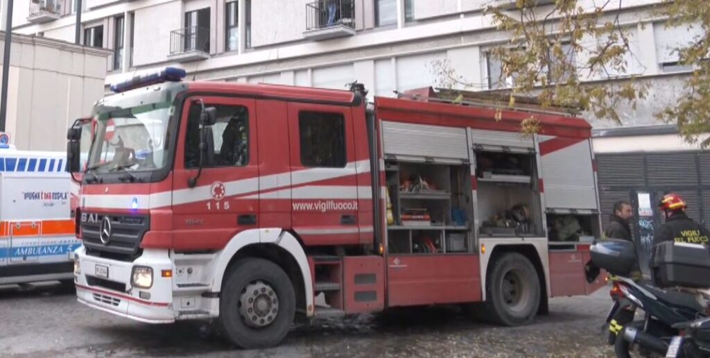 Brucia un tappetino nell’androne, due persone leggermente intossicate