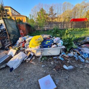 In via Emilia Ponente sono stati rimossi 7 mila kg di rifiuti