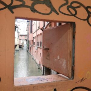 Riparata la finestrella di via Piella