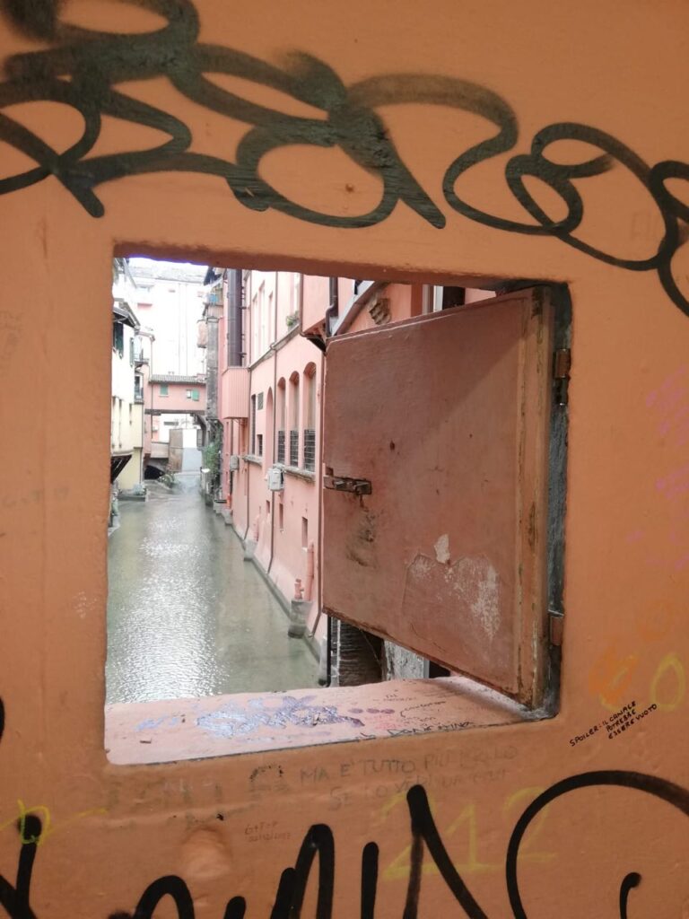 Riparata la finestrella di via Piella