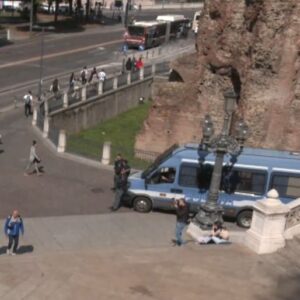 Ha droga negli slip e la offre a poliziotti in borghese