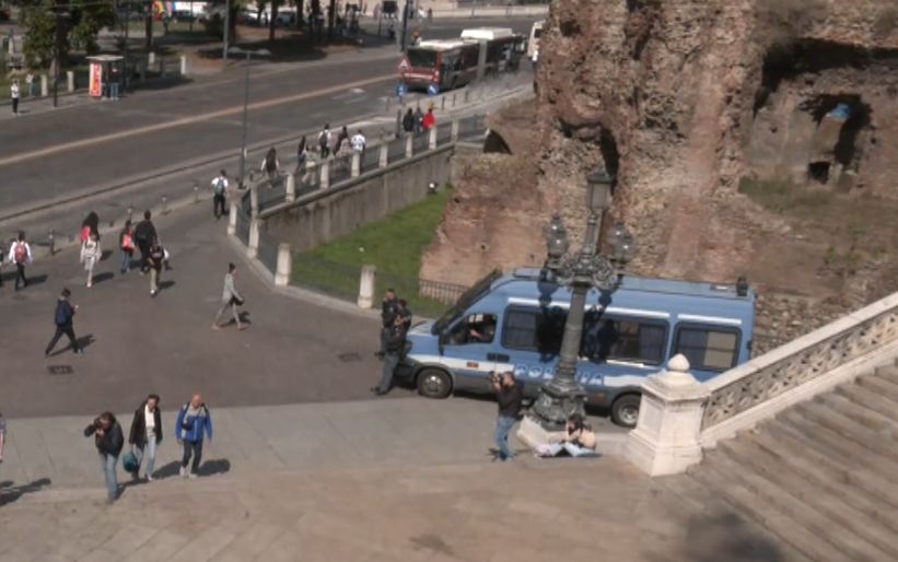 Ha droga negli slip e la offre a poliziotti in borghese