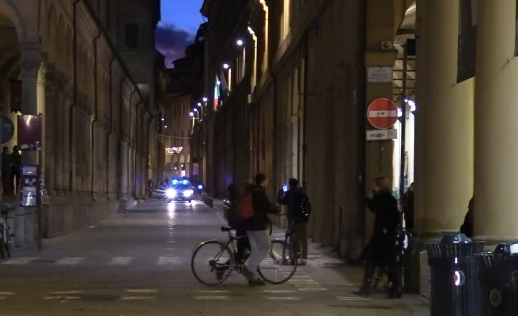 In via Zamboni con un coltello da 20 cm