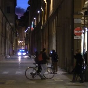 In via Zamboni con un coltello da 20 cm