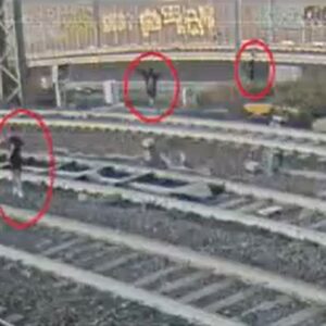 Ragazzini si fanno selfie sui binari a Bologna