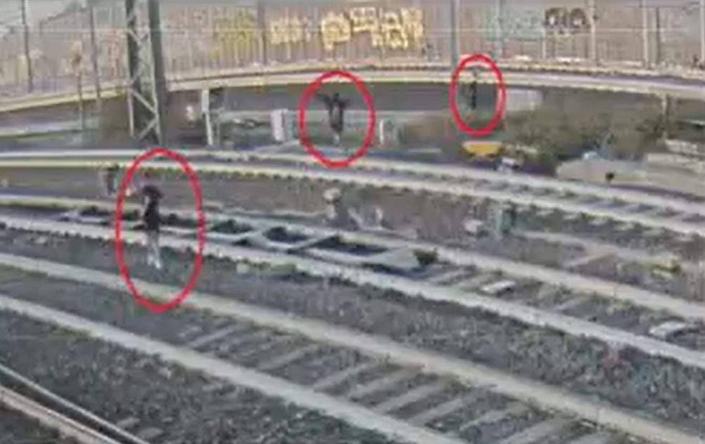 Ragazzini si fanno selfie sui binari a Bologna