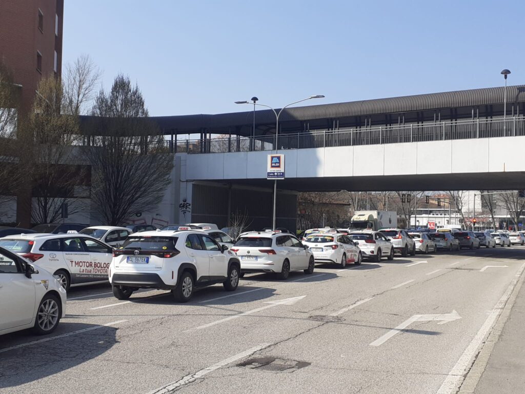 Sciopero e corteo dei tassisti in mattinata a Bologna