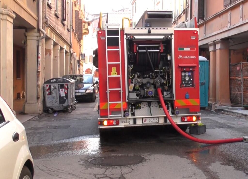 Via Mascarella, incendio in uno scantinato