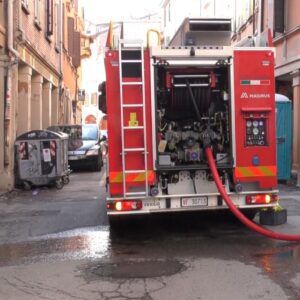 Via Mascarella, incendio in uno scantinato