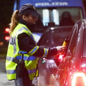 Alla guida dopo aver sniffato “coca”, due denunciati