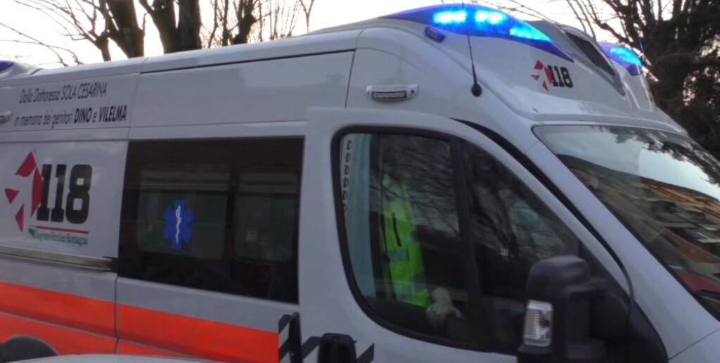 Valsamoggia, operaio precipita dal tetto di un capannone e muore