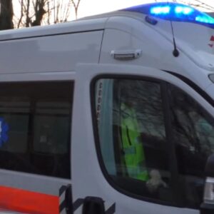 Valsamoggia, operaio precipita dal tetto di un capannone e muore