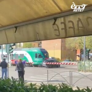 Treno travolge un’auto: ecco il video