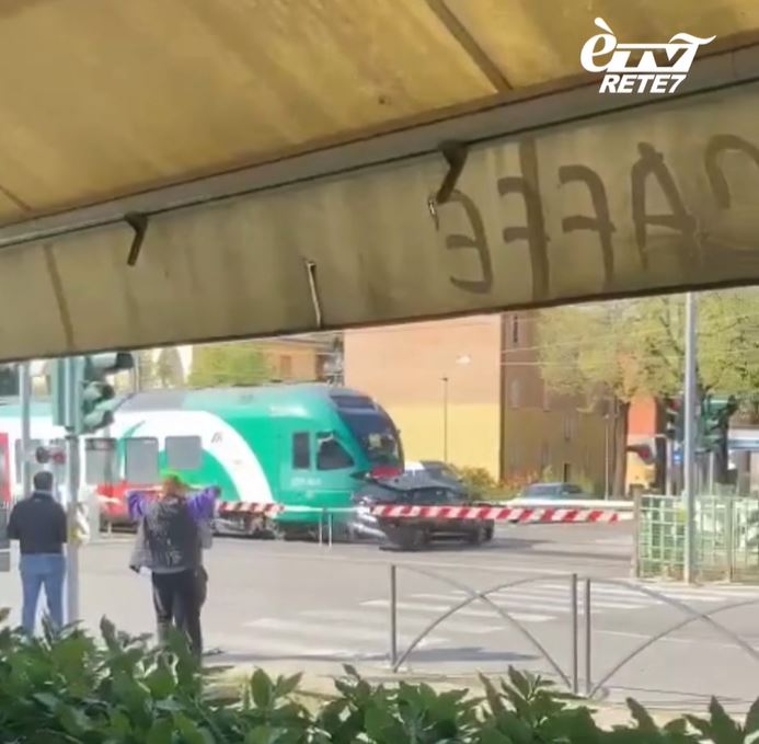 Treno travolge un’auto: ecco il video