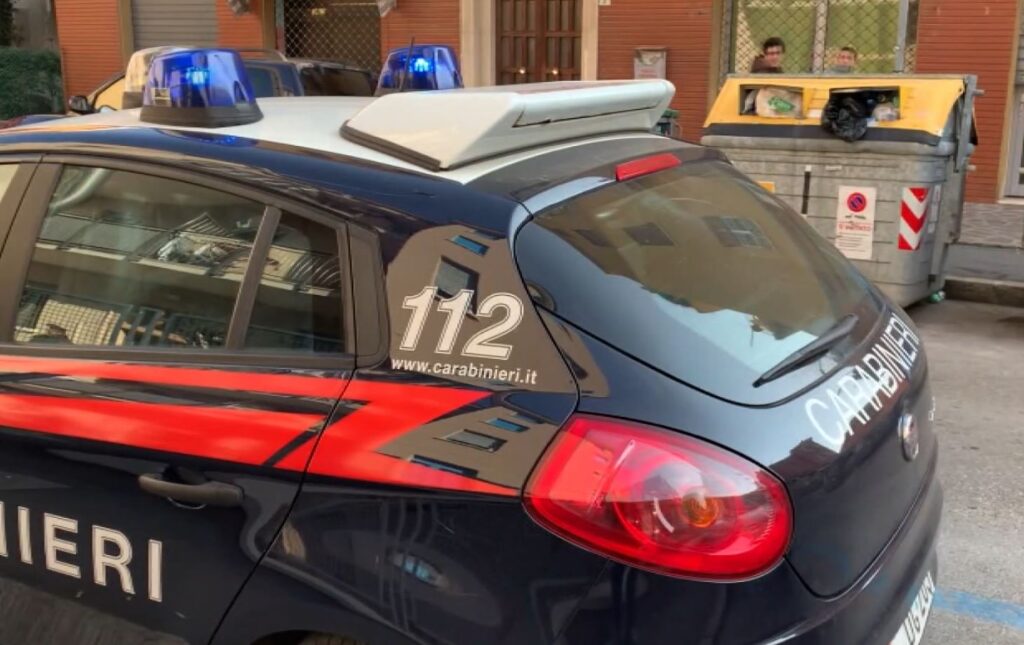 Picchia la compagna davanti alla figlia minorenne