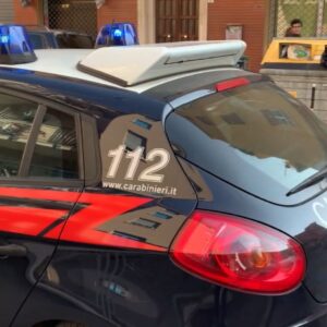 Picchia la compagna davanti alla figlia minorenne