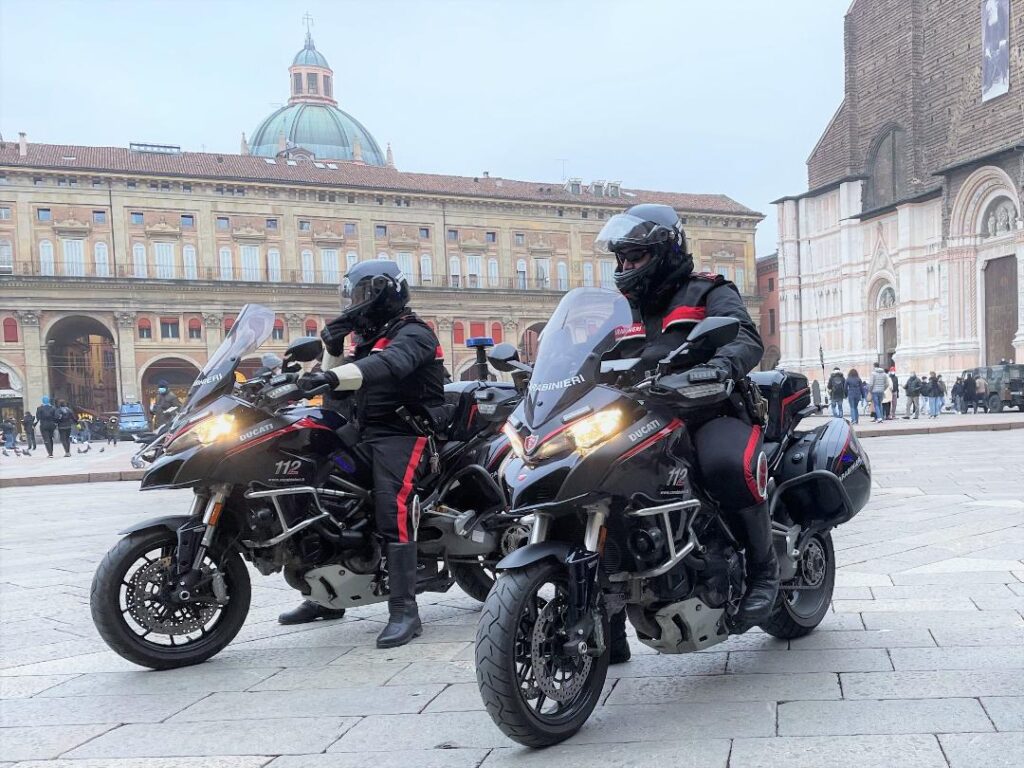 Viola il divieto di avvicinamento alla mamma per due volte in un mese, arrestato