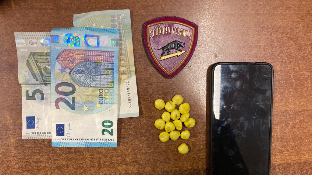 Fermato con 15 dosi di cocaina in bocca, arrestato