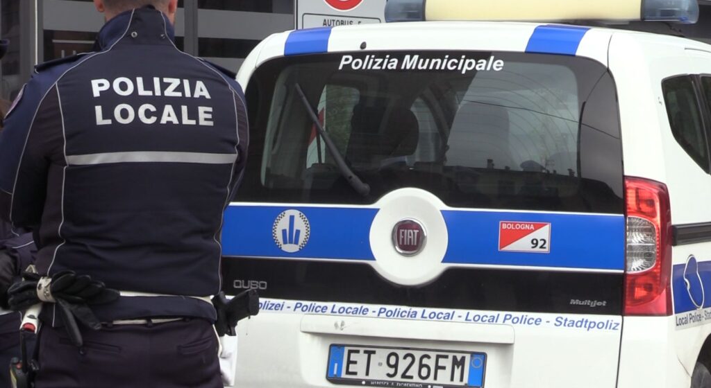 Borseggiano una donna sul bus, ma la polizia locale le arresta