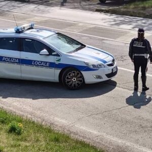 Guida ubriaco e finisce fuori strada, ma aveva anche altro da nascondere