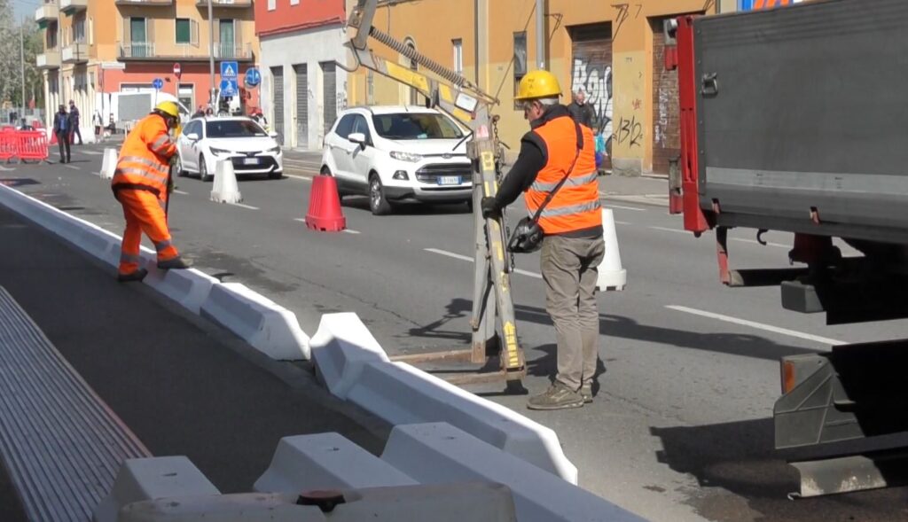 Via de’ Carracci: posizionati i primi fittoni di cemento