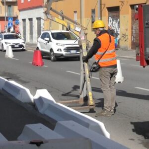 Via de’ Carracci: posizionati i primi fittoni di cemento