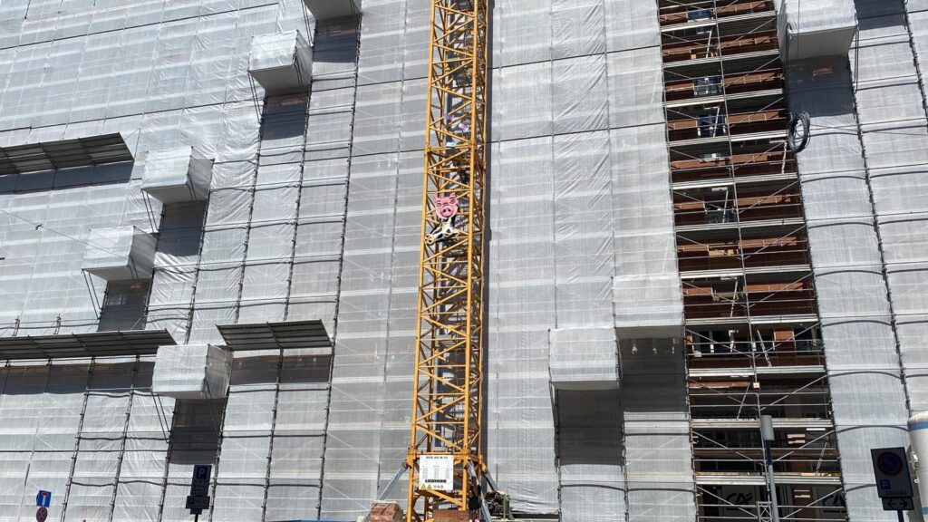 La nuova provocazione di Extinction Rebellion: figure di animali attaccate alla gru