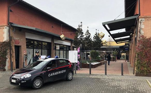 Saccheggiano l’outlet con il neonato nel passeggino