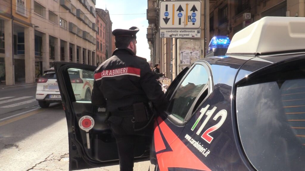 Sfregia barista che lo allontana dalle slot, arrestato