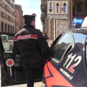 Sfregia barista che lo allontana dalle slot, arrestato