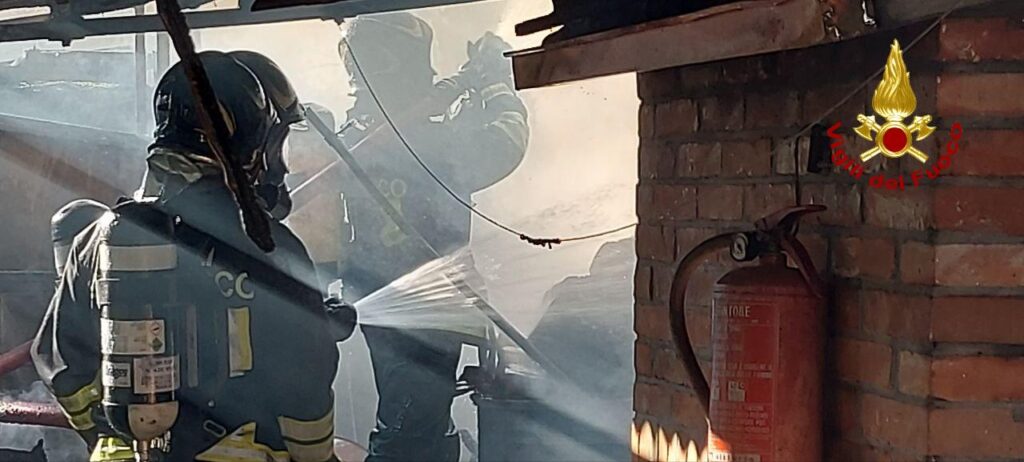 Incendio in una legnaia, nessun ferito