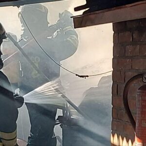 Incendio in una legnaia, nessun ferito