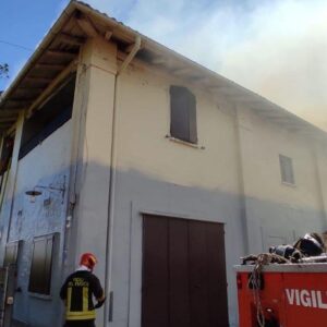 Granarolo. Incendio in una palazzina, crolla parte del tetto
