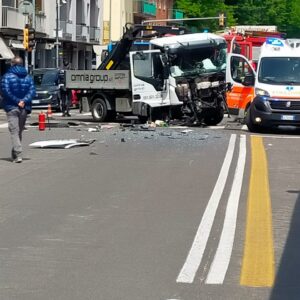 Scontro fra autobus e camion in via Corticella