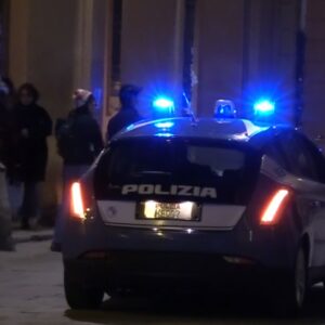 Rapina con mannaia in un market in via Petroni