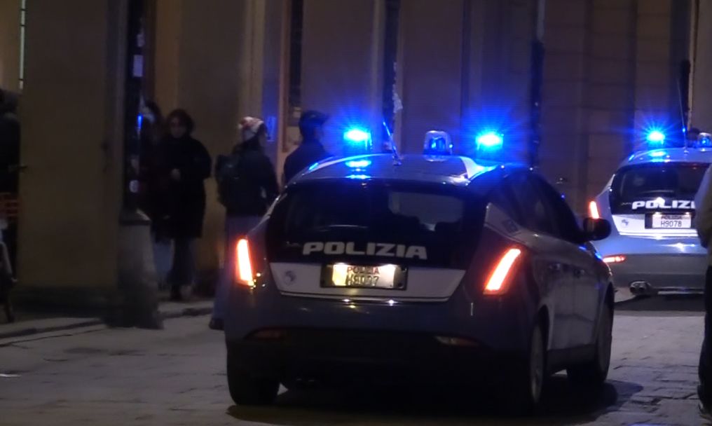 Rapina con mannaia in un market in via Petroni