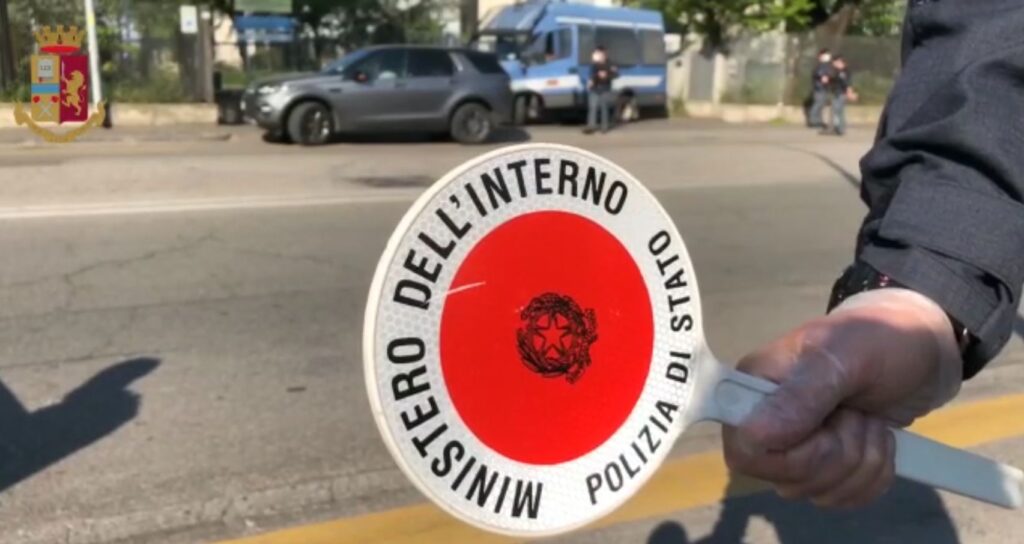 Vede la polizia e cambia direzione, ma finisce in manette