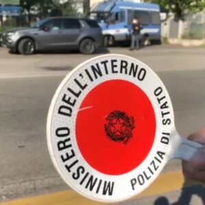 Vede la polizia e cambia direzione, ma finisce in manette