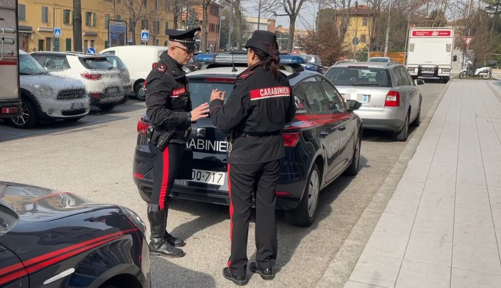 Picchia la ex compagna e le rompe due denti